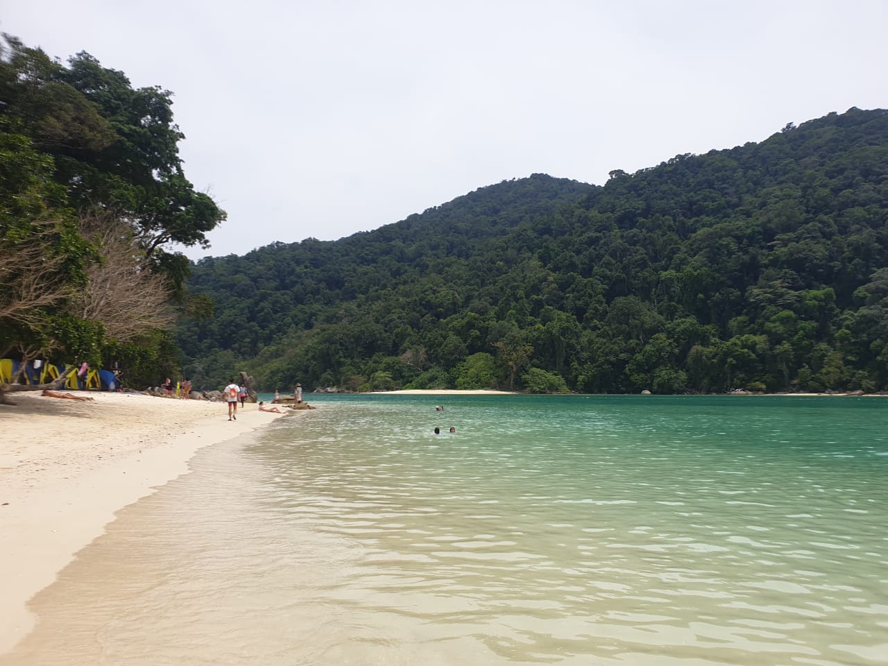 Foto von Mai Ngam Beach von Klippen umgeben