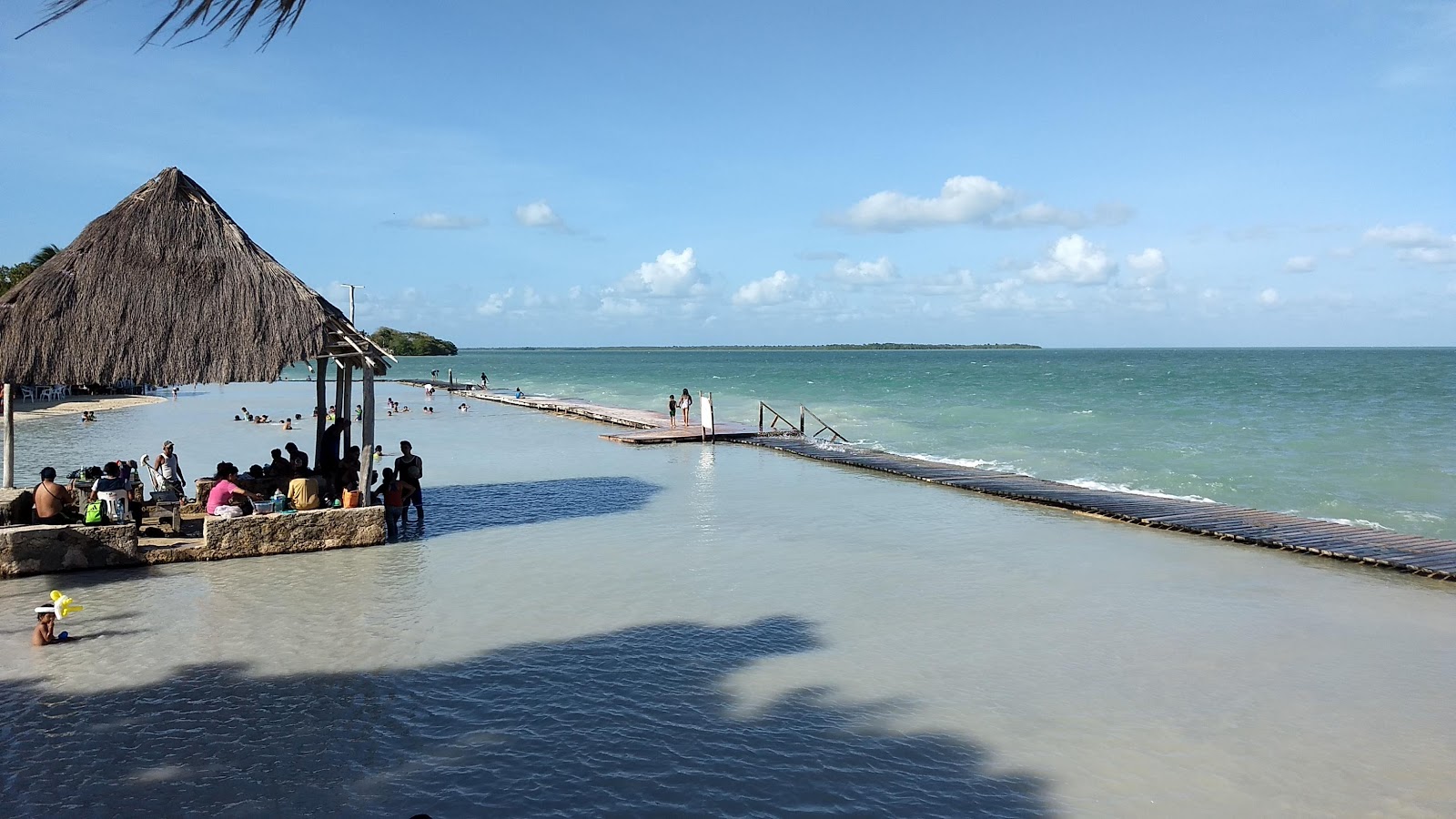 Photo de Ohtankah beach avec l'eau turquoise de surface