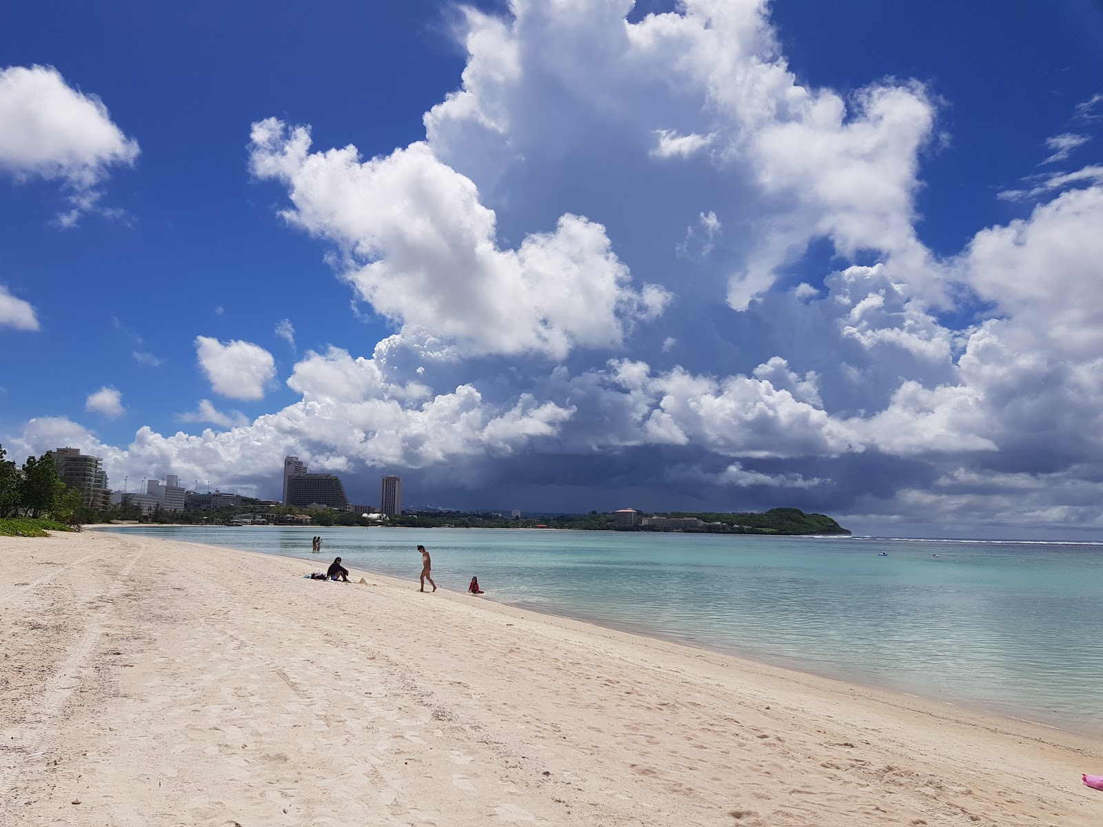 Foto de Fujita Beach com uma linha costeira espaçosa