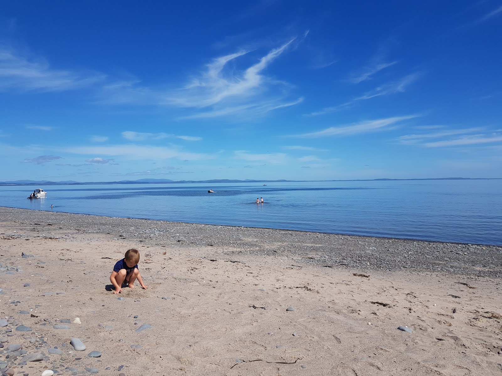 Fotografija New England Bay Beach z turkizna čista voda površino