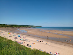 Foto van Lligwy strand met ruime baai