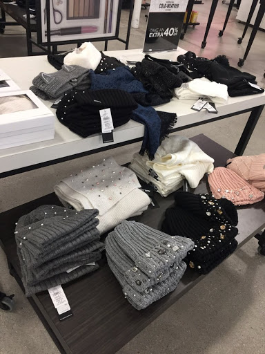 Department Store «Saks OFF 5TH», reviews and photos, 21500 Victory Blvd, Woodland Hills, CA 91367, USA