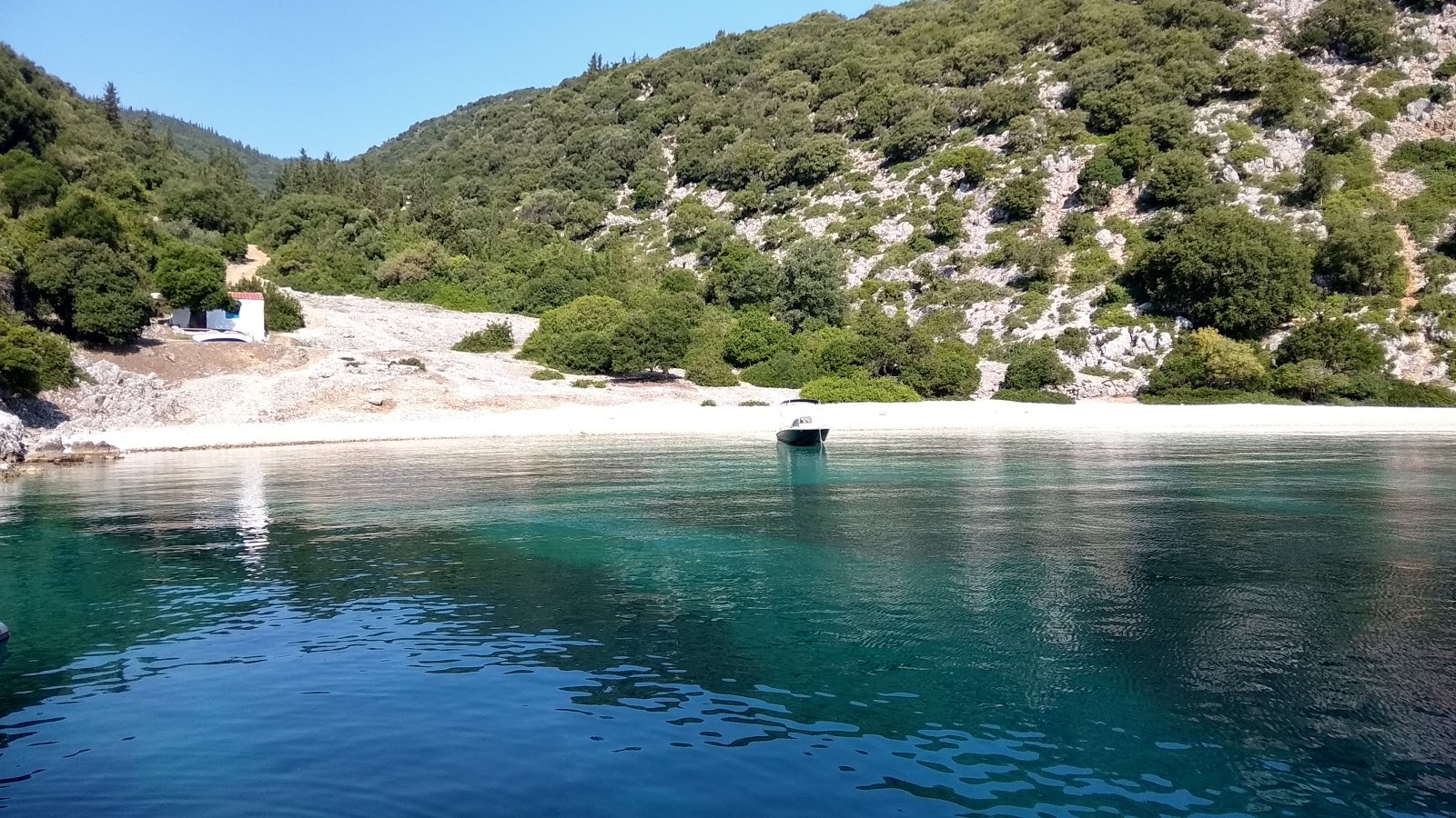 Foto von Kamini beach mit beiger kiesel Oberfläche