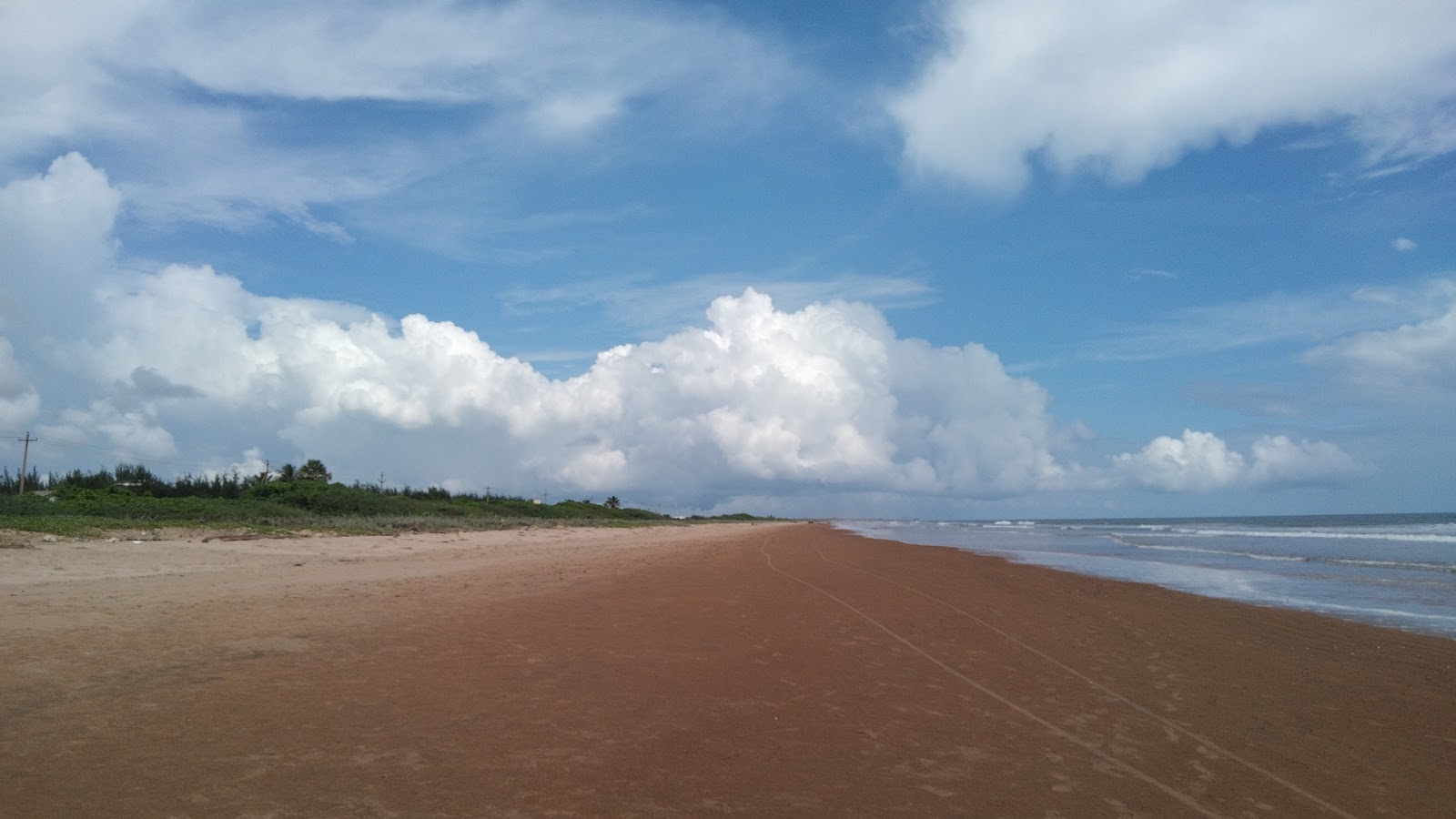 Foto di Pandurangapuram Beach con una superficie del sabbia beige