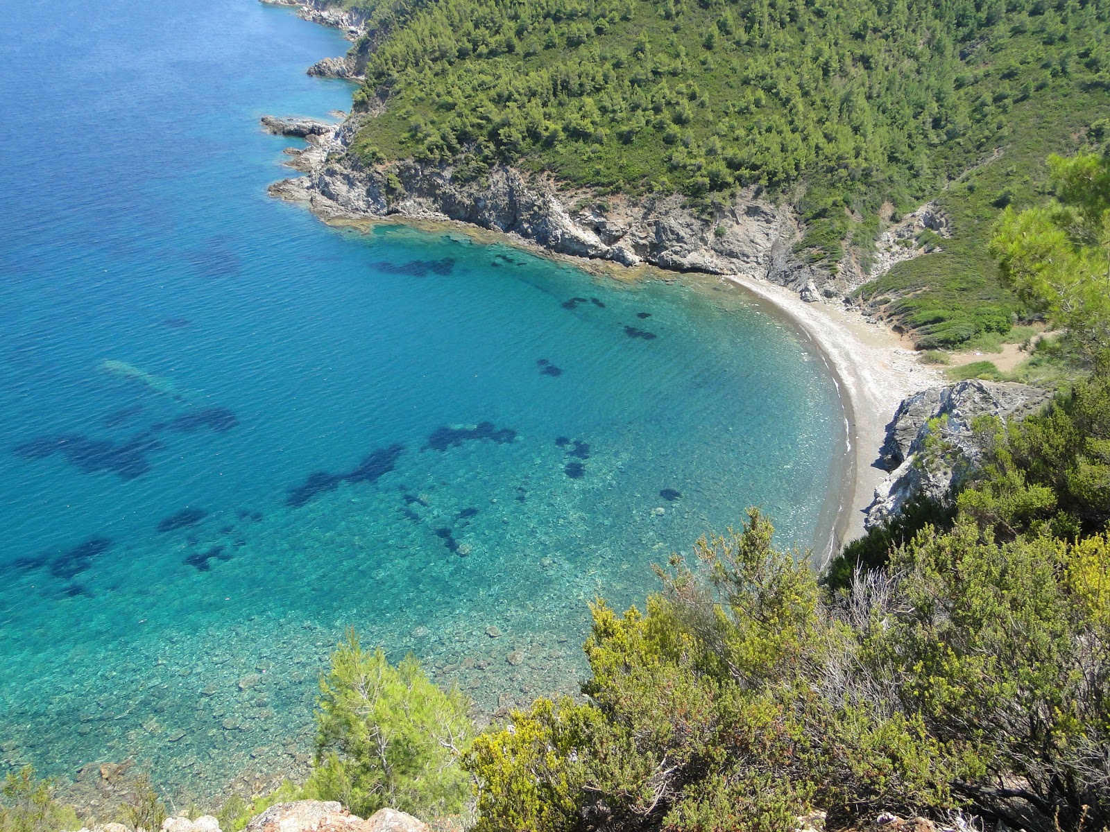 Fotografie cu Rodaki beach cu o suprafață de nisip negru și pietricel