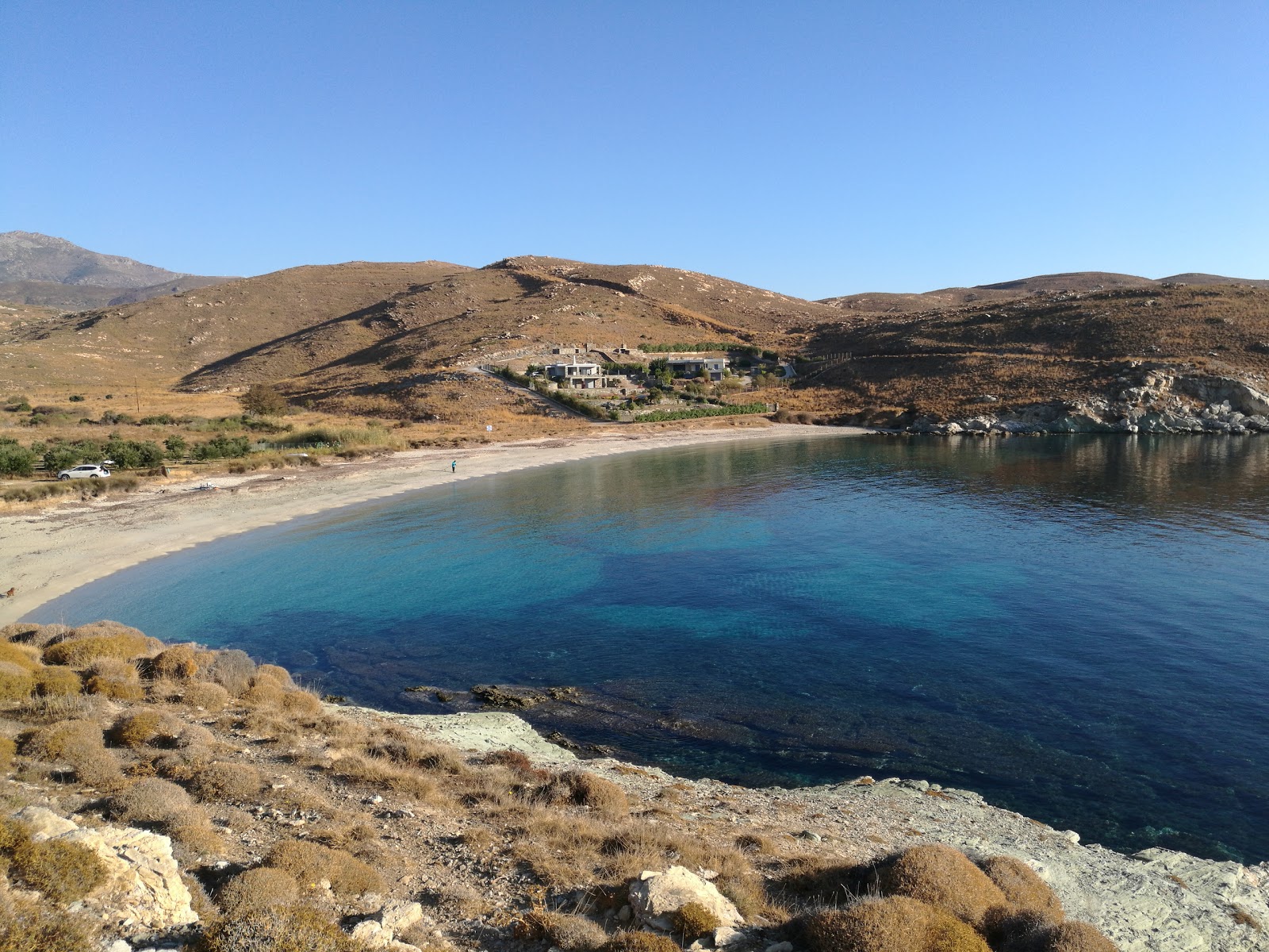 Foto de Gialos beach com meios de comunicação nível de limpeza