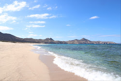 Photo de Playa Muertitos protégé par des falaises