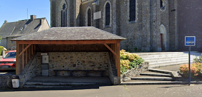 Abri-bus d'Alexain au pied de l'église à Alexain
