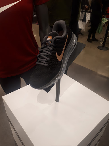 Clothing Store «Nike Factory Store», reviews and photos, 5220 Fashion Outlets Way #1125, Rosemont, IL 60018, USA