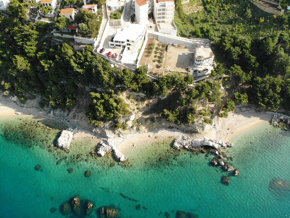 Plaza Punta'in fotoğrafı uçurumlarla desteklenmiş