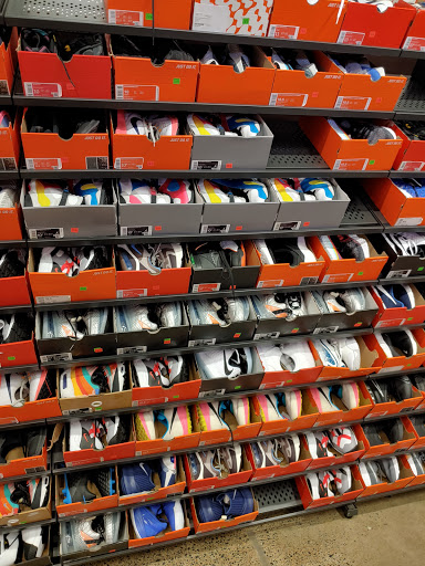 Sporting Goods Store «Nike Factory Store», reviews and photos, 1500 SE East Devils Lake Rd #105, Lincoln City, OR 97367, USA