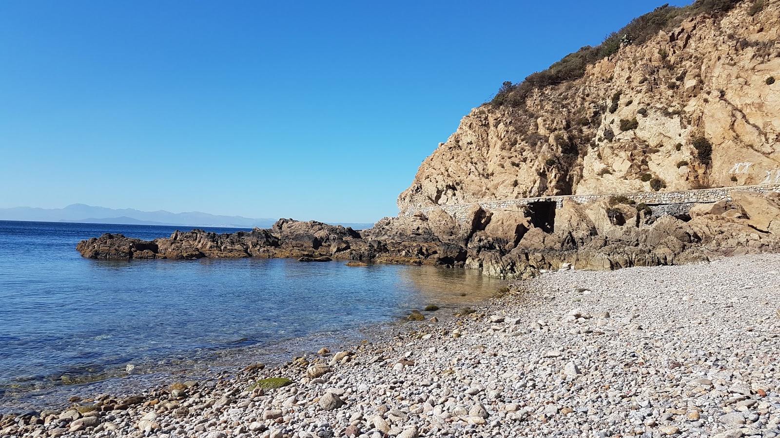 Cala del Desnarigado'in fotoğrafı küçük koy ile birlikte
