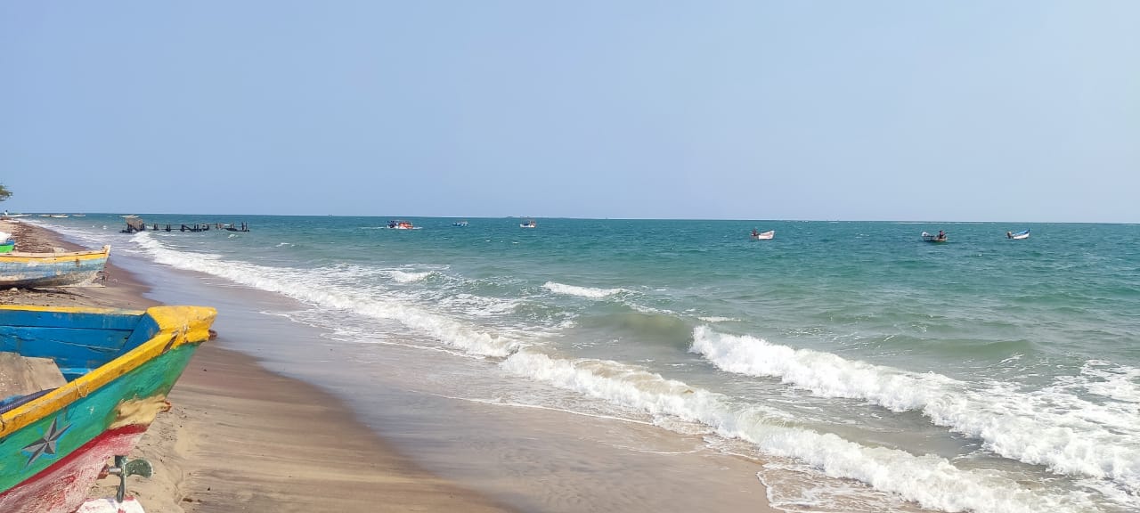 Valokuva Gulf of Mannar Beachista. pinnalla kirkas hieno hiekka:n kanssa
