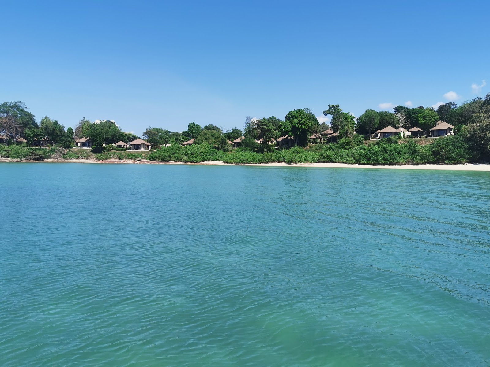 Foto von Der Strand von Naka Island mit geräumige bucht