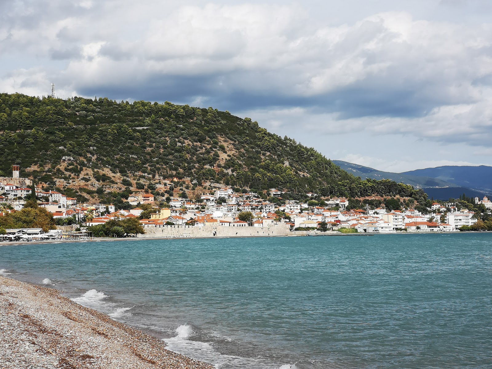 Nafpaktos psani beach'in fotoğrafı ve yerleşim