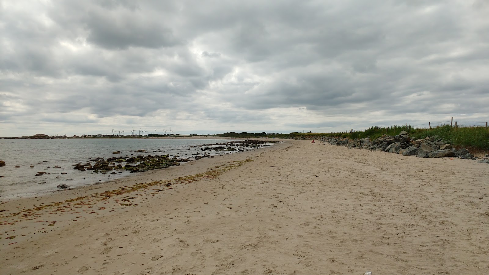 Valokuva Oldmill Bay Beachista. - suosittu paikka rentoutumisen tuntijoille