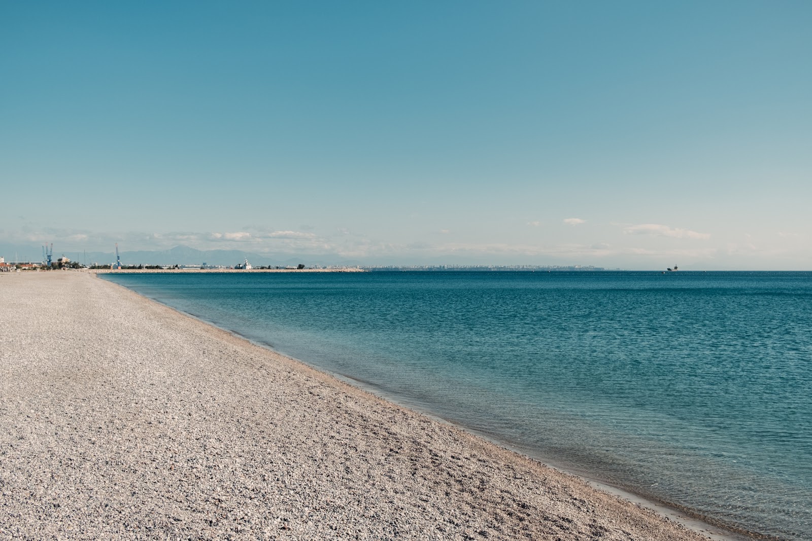 Zdjęcie Sarisu Kadinlar Plaji z powierzchnią niebieska czysta woda