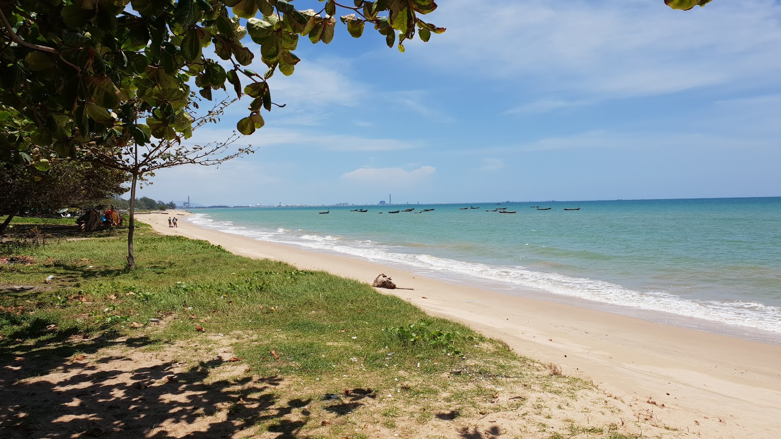 Phayun Beach的照片 带有碧绿色纯水表面