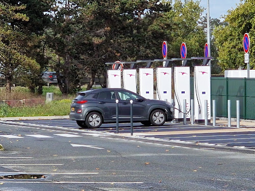 Borne de recharge de véhicules électriques IONITY Station de recharge Saint Laurent