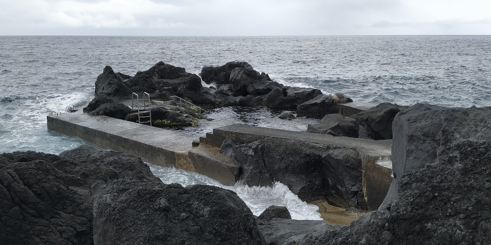 Foto van Zona Balnear da Fonte met direct strand