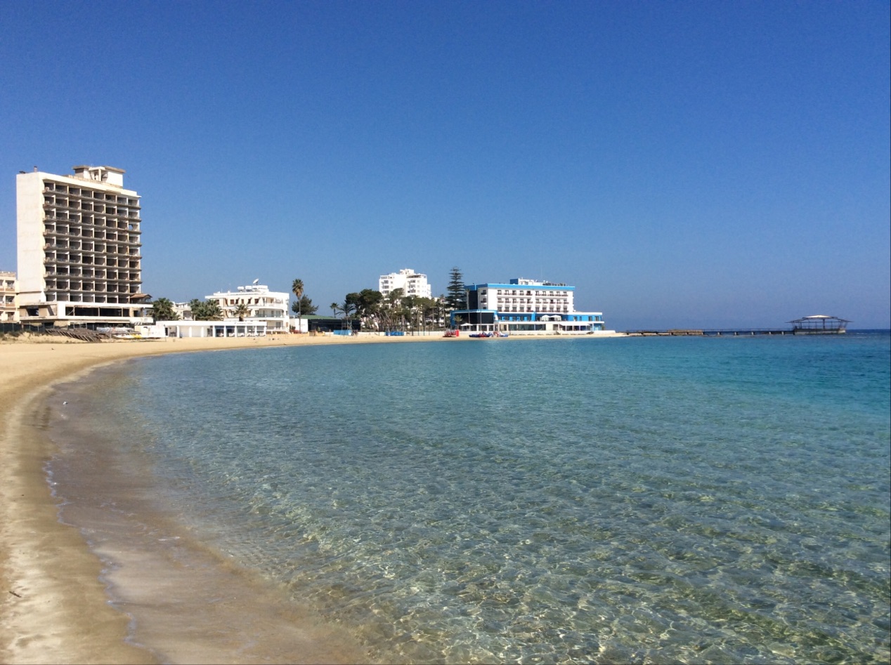 Foto van Palm beach met blauw puur water oppervlakte