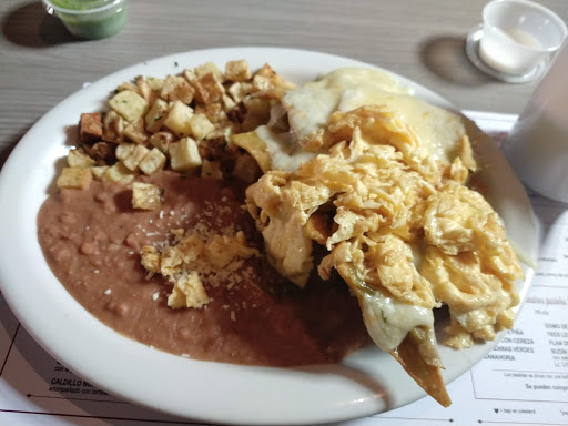 Knife and fork breakfasts in Tijuana
