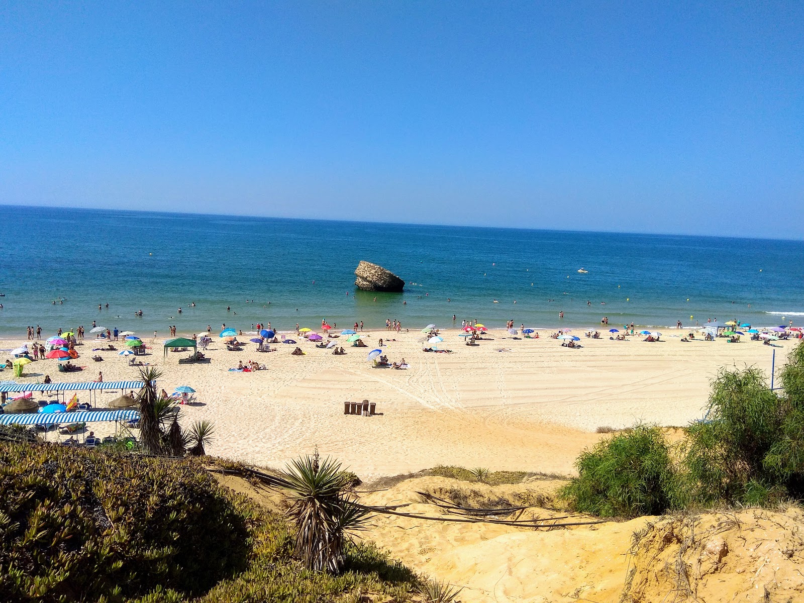 Playa de Matalascanas'in fotoğrafı parlak kum yüzey ile