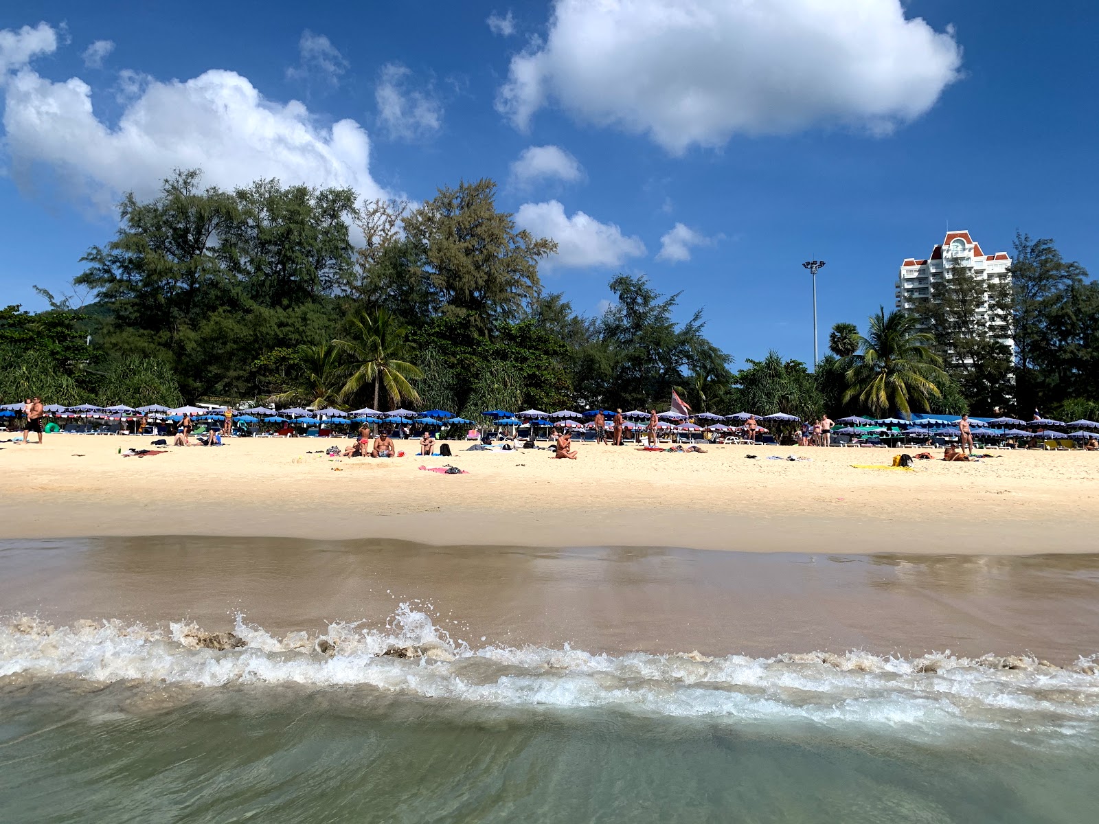 Foto von Karon Strand und seine wunderschöne Landschaft