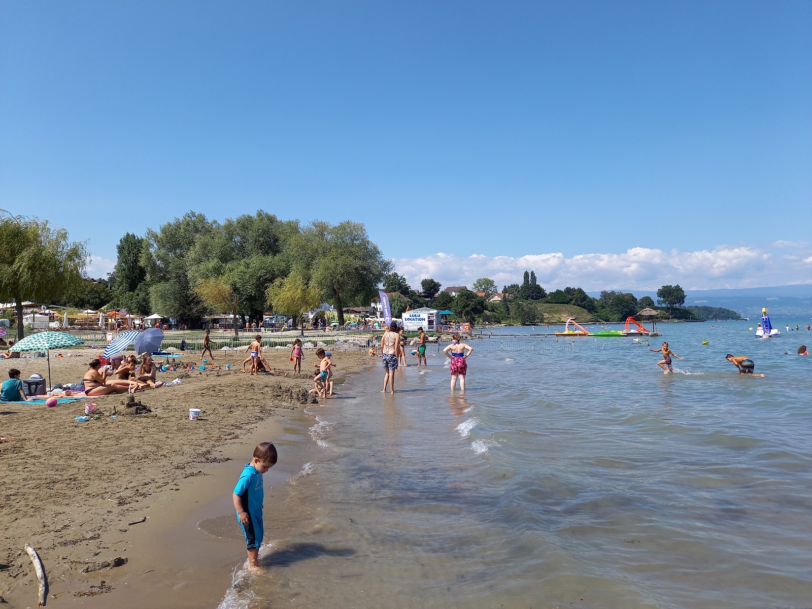 Plage d'Excenevex'in fotoğrafı düz bir kıyı şeridi ile birlikte