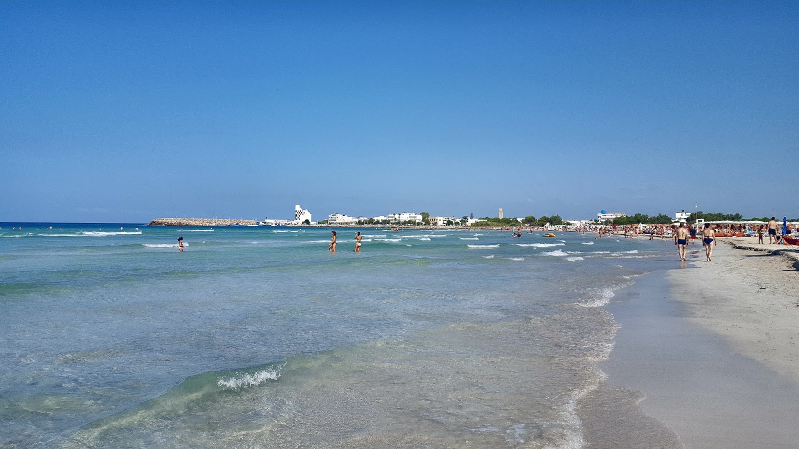 Foto di Spiaggia di Torre San Giovanni con una superficie del sabbia beige