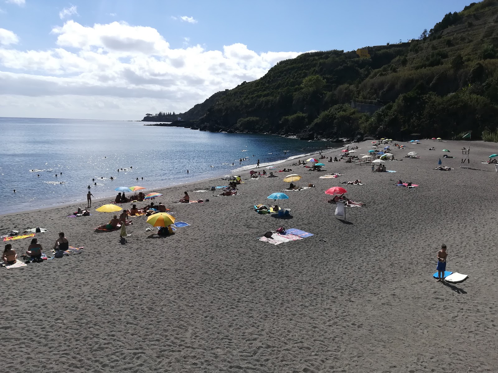 Zdjęcie Praia Pequena de Agua d'Alto otoczony górami