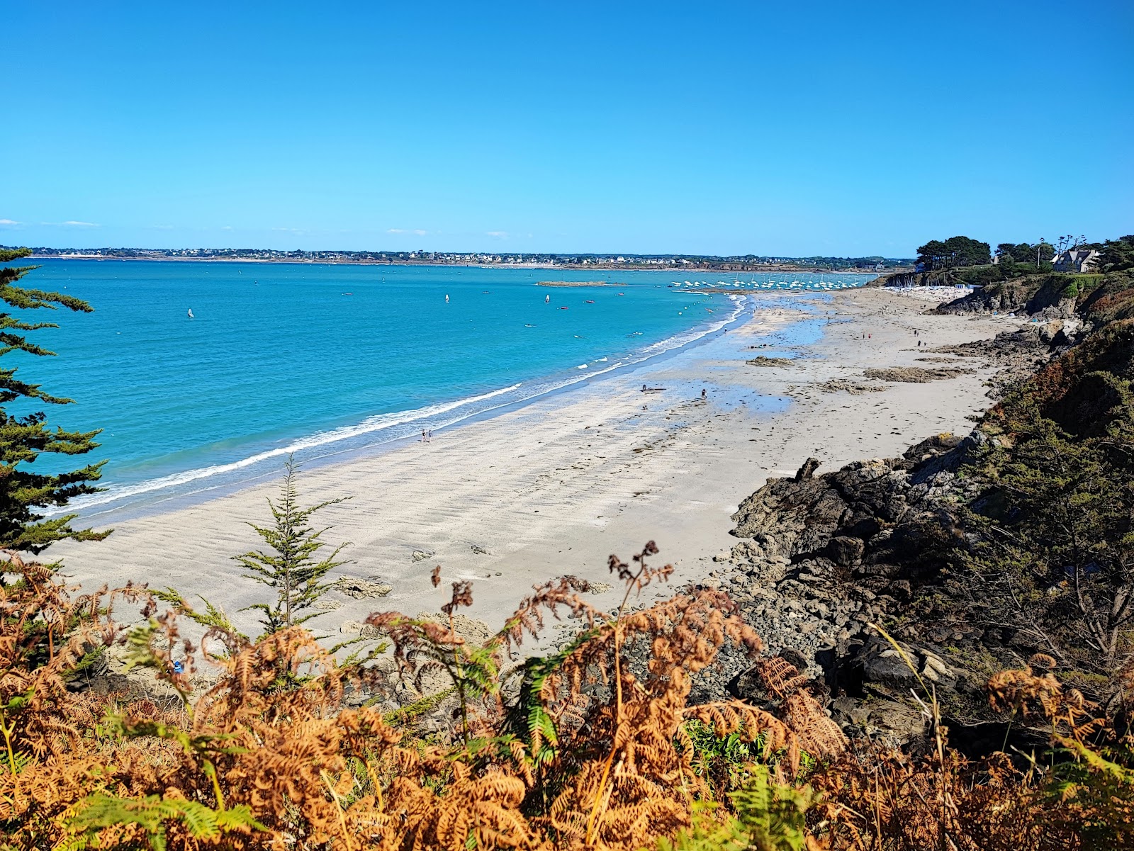 Foto di Plage du Rougeret con una superficie del sabbia beige