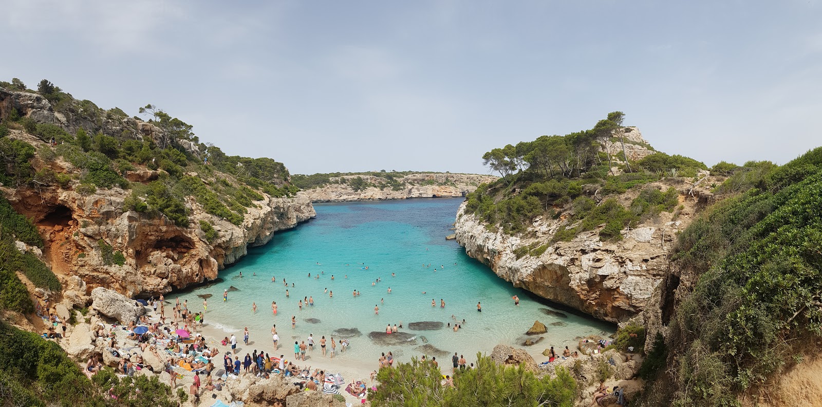 Foto von Calo del Moro Strand und seine wunderschöne Landschaft