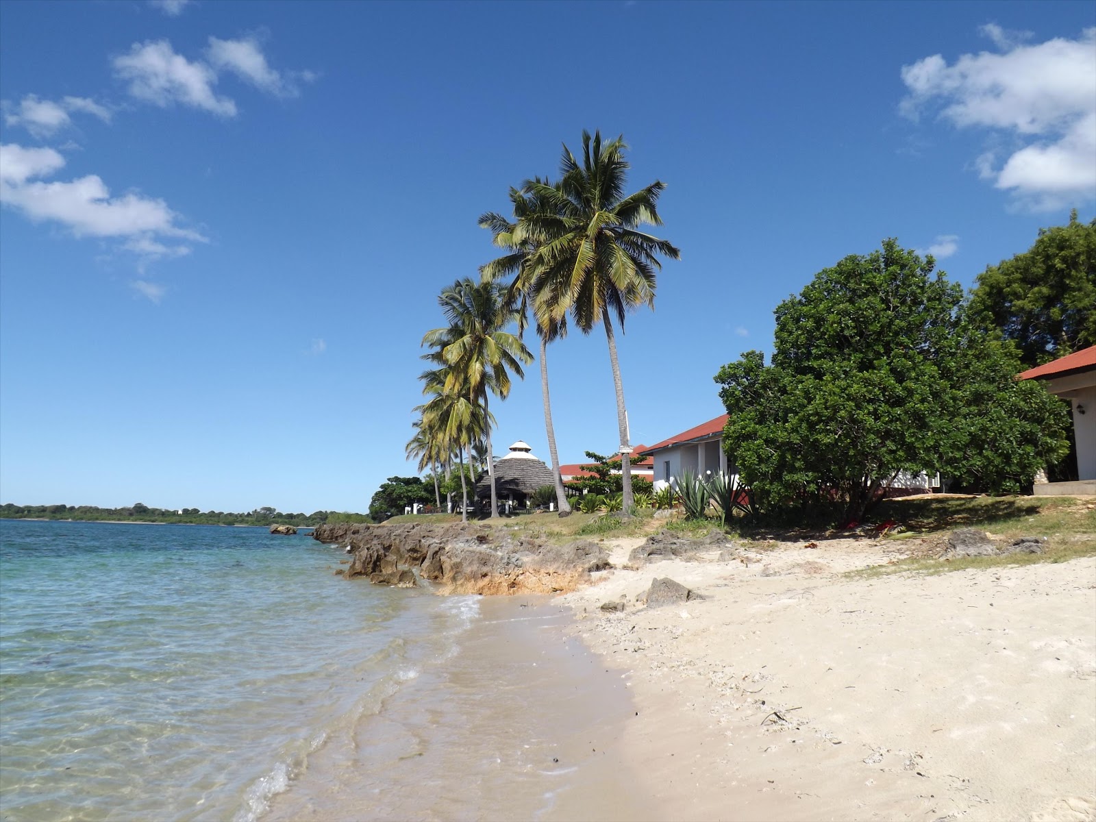 Foto af Shangani Beach med lys sand overflade