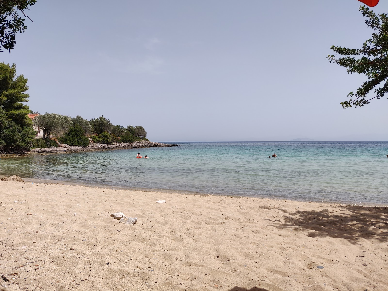 Photo de Moulas Beach protégé par des falaises