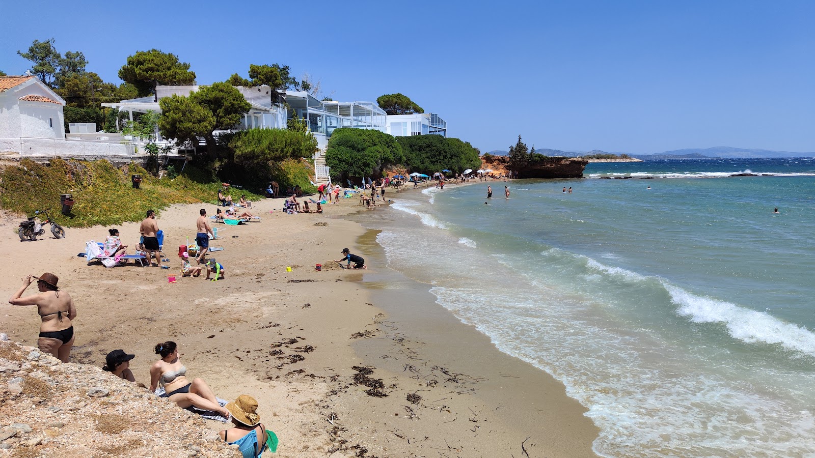 Agios Andreas Beach'in fotoğrafı düz bir kıyı şeridi ile birlikte