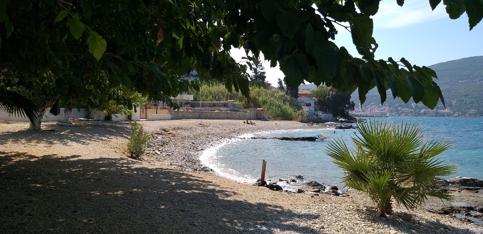 Foto von Roditses beach mit kleine bucht