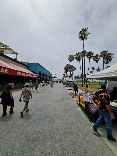 Book Store «Small World Books», reviews and photos, 1407 Ocean Front Walk, Venice, CA 90291, USA