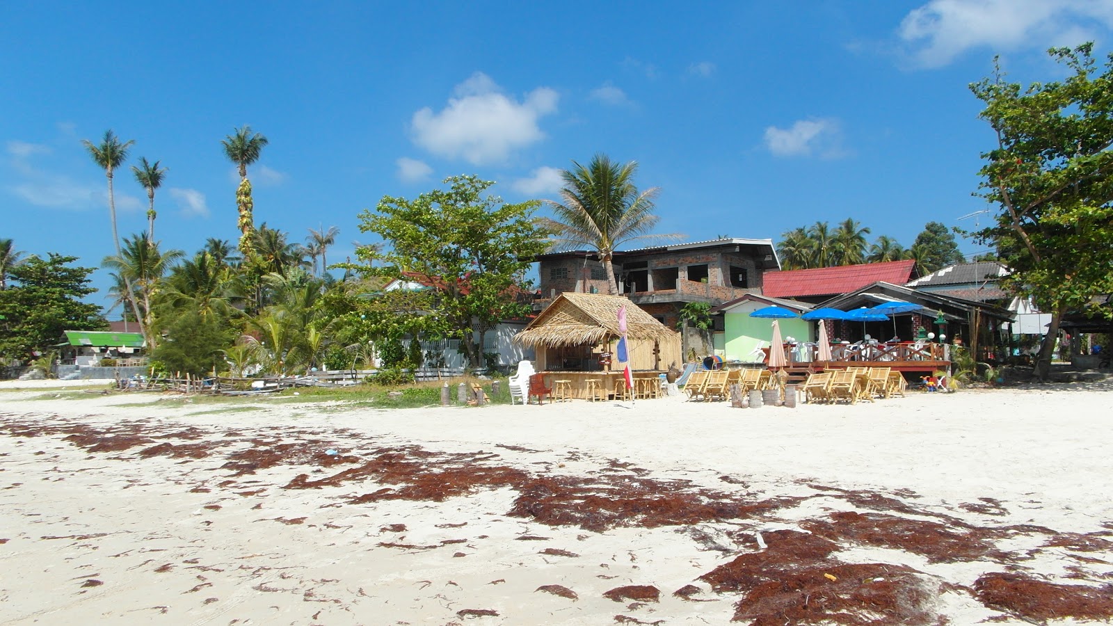 Fotografie cu Bang Kao Beach - locul popular printre cunoscătorii de relaxare