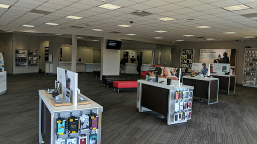 Cell Phone Store «Verizon», reviews and photos, 3755 Oakwood Mall Dr, Eau Claire, WI 54701, USA