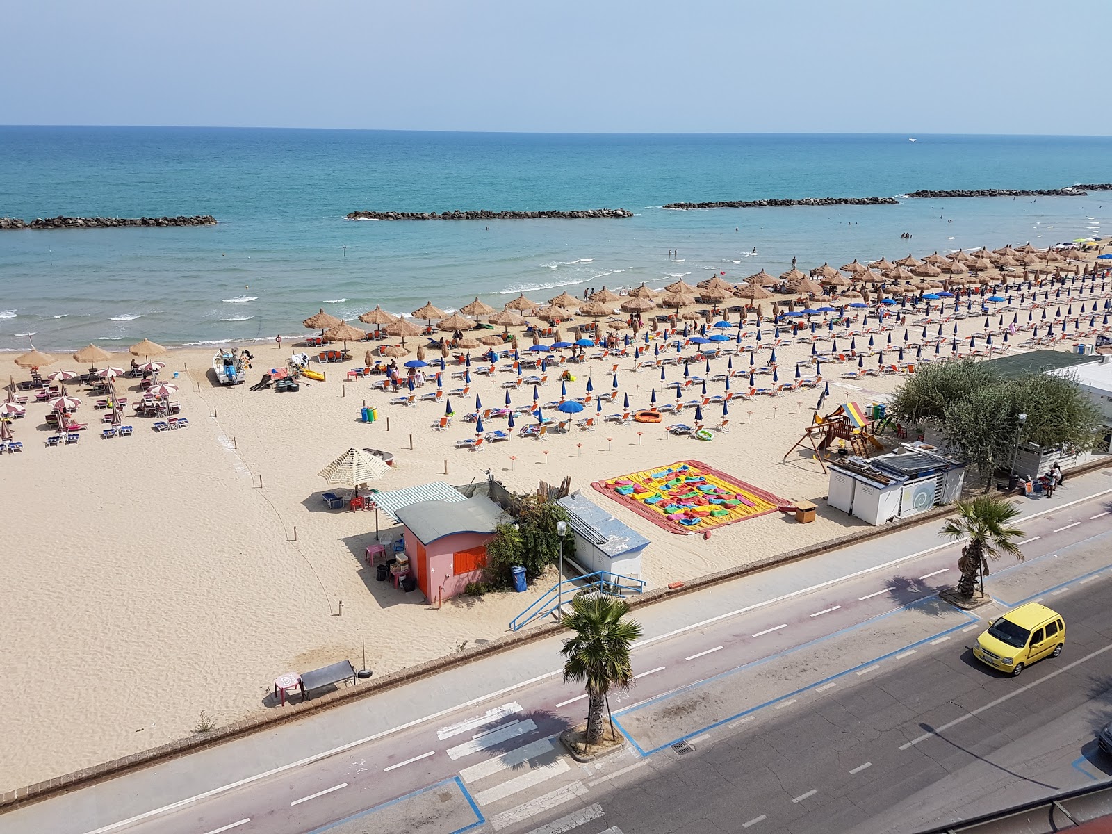 Foto van Francavilla Al Mare met helder zand oppervlakte