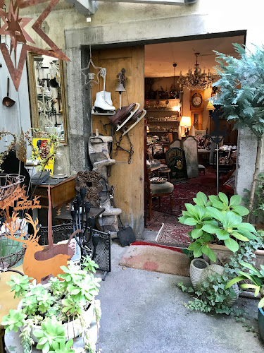 Shop Inside De Camendice