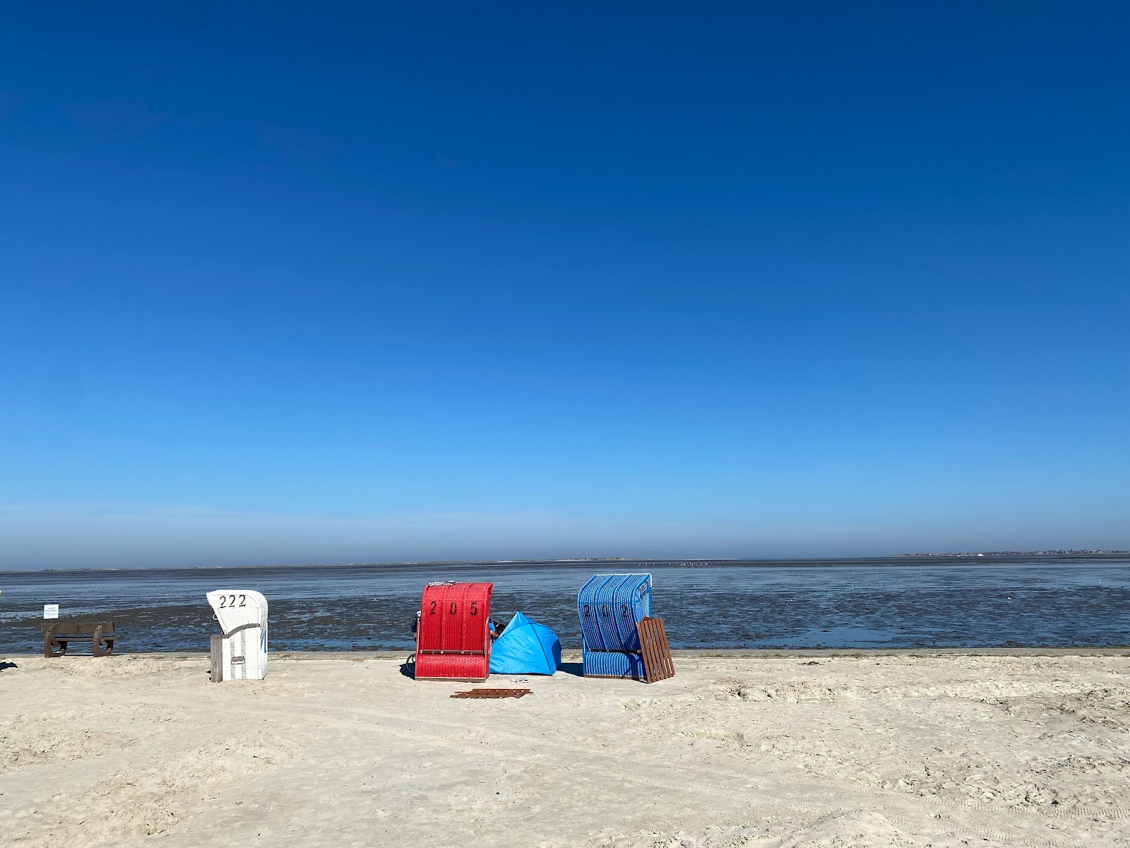 Valokuva Nessmersielin rantaista. pinnalla turkoosi puhdas vesi:n kanssa