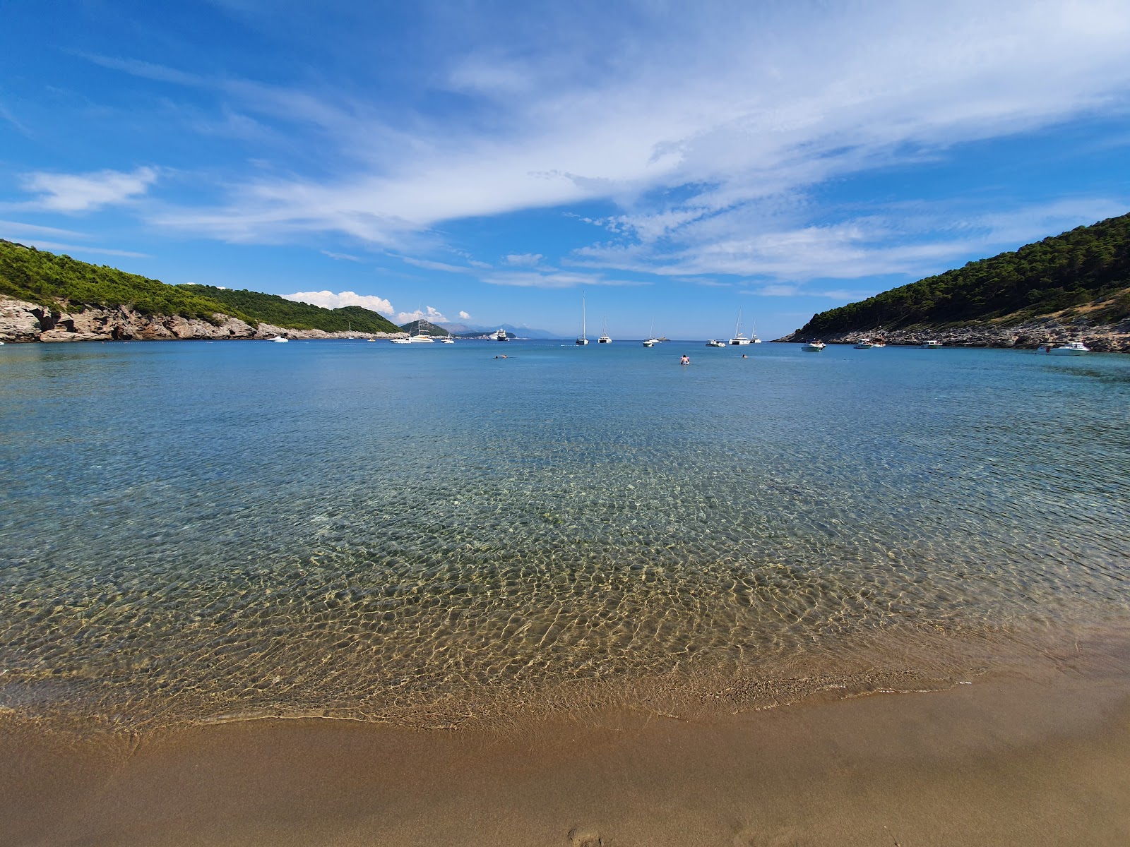 Sunj beach的照片 带有宽敞的海湾