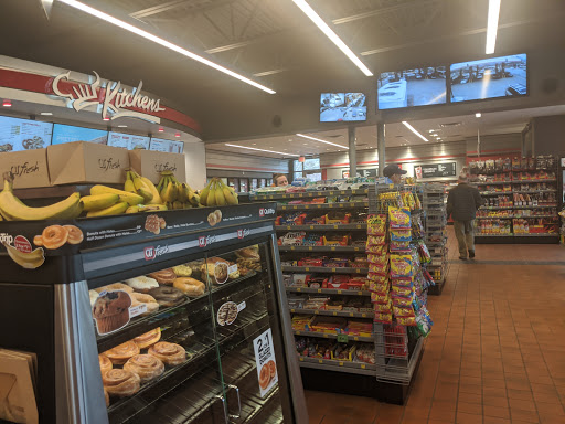 Gas Station «QuikTrip», reviews and photos, 1301 Westport Rd, Kansas City, MO 64111, USA