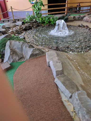 Pizza Restaurant «Pizza! Golf! Pizza Putters Family Entertainment Center», reviews and photos, 1156 OR-99, Eugene, OR 97402, USA