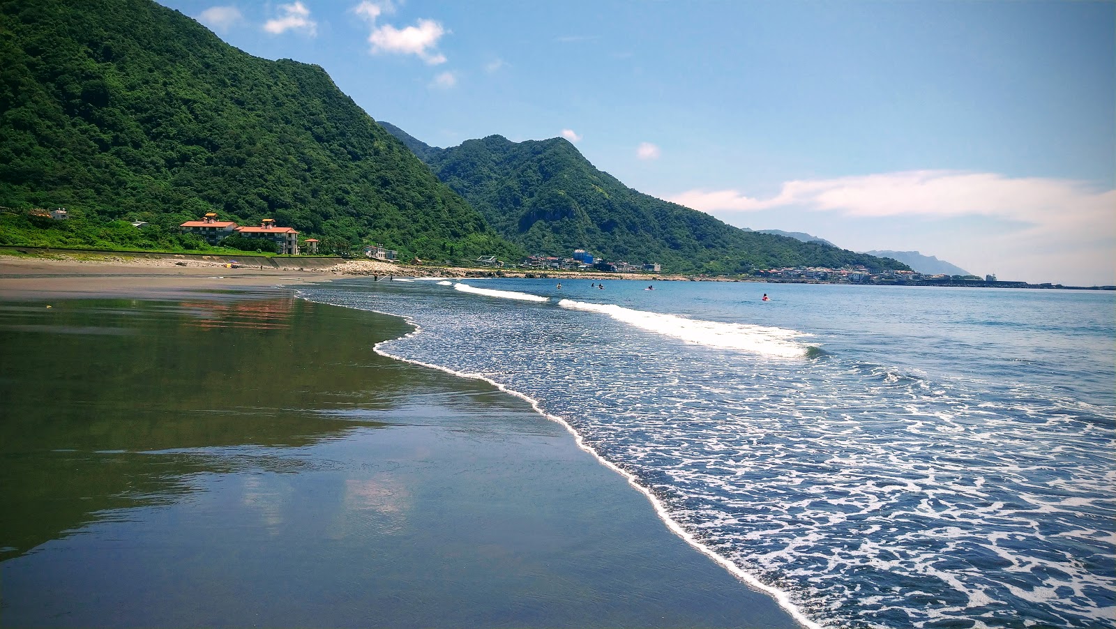 Photo de Daxi Honeymoon Bay Beach avec sable brun avec roches de surface