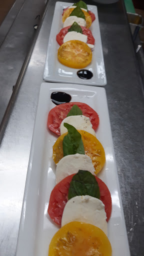 Restaurant «Eat Me Gourmet», reviews and photos, 4112 Pennsylvania Ave, Kansas City, MO 64111, USA