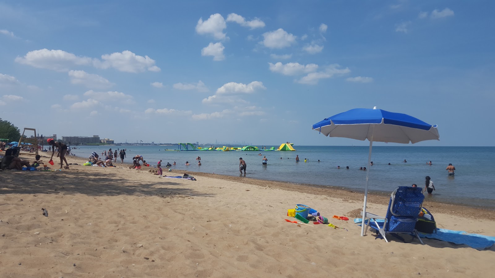 Foto di Whihala Beach con una superficie del sabbia grigia