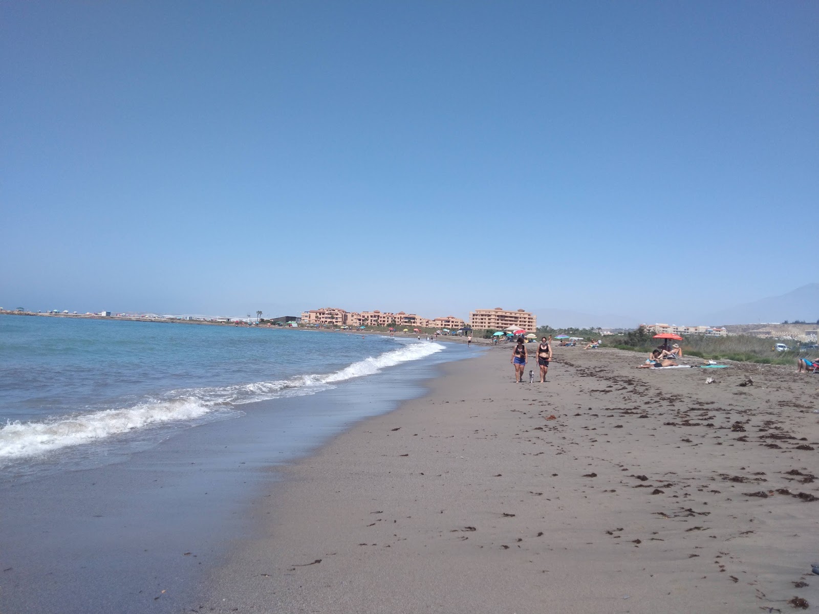 Foto di Spiaggia di Almerimar con una superficie del sabbia di conchiglie grigia